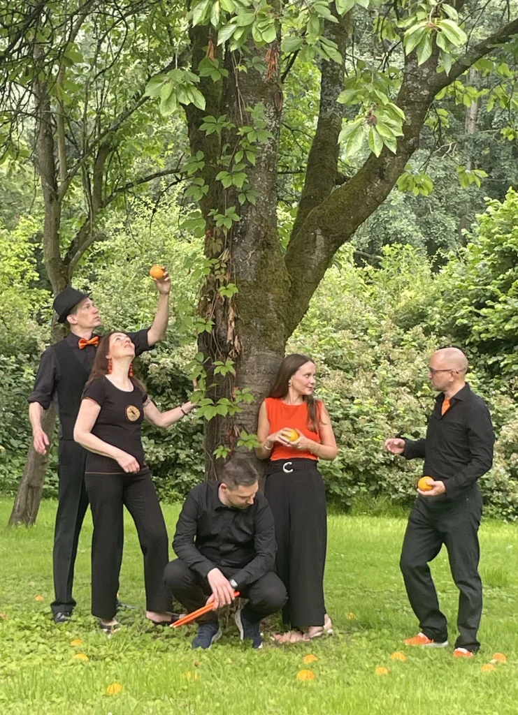 Die Band Friday Orange Club unter einem Orangenbaum